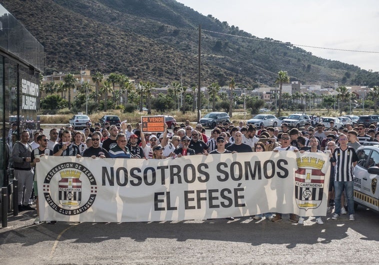 Las peñas del Cartagena recelan de la venta, mantienen la protesta del lunes y piden que nadie se abone